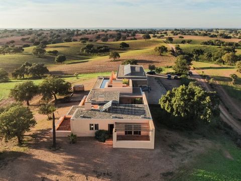 This unique and spectacular house is built in rammed earth with earth from the excavations themselves, with roofs in reinforced concrete slab and wood. The thermal control of the roof is ensured by a 5 cm layer of water protected by insulating slabs,...
