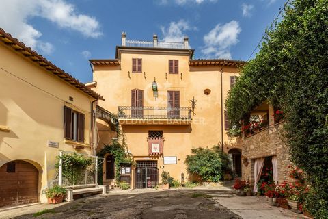 Dans le centre historique de la pittoresque ville ombrienne de Bevagna, nous proposons à la vente cette fascinante demeure d'époque de style éclectique, mieux connue sous le nom de Residenza del Canonico, caractérisée extérieurement par de belles uvr...