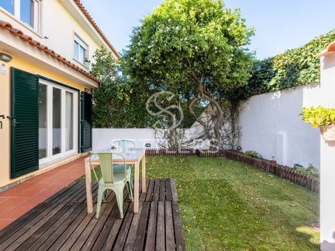 Renovated 5-bedroom semi-detached house located in São Pedro do Estoril, just 400m from the beach and the train station. With the Gardens of Parede as neighbors, it also benefits from various services and leisure spaces within walking distance. Situa...