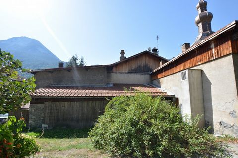 Exclusive to RMP. In the heart of the historic district of Bozel, the well-known grocery store and pizzeria 'La Tour Sarrazine' is to be rehabilitated! With several independent entrances and numerous south and west openings, the building lends itself...