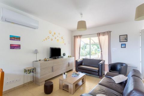 Ubicado en Montmeyan en VAR, esta espaciosa villa tiene 4 dormitorios para 10 personas. Ideal para un grupo grande, los huéspedes pueden relajarse en la piscina, disfrutar de una barbacoa y conexión WiFi gratuita en esta propiedad que admite mascotas...