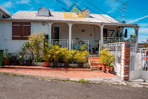 Uw makelaarskantoor biedt u Propriogagnant.com deze woning te koop aan. Het is een T3 van 132 m2 en een studio gelegen op niveau -1. Gebouwd in 1988 op een perceel van 155 m2, is deze aantrekkelijk geprijsde woning gelegen in het centrum van alle voo...