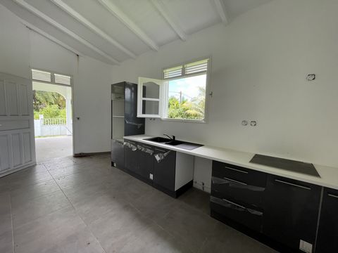 In the town of Morne-à-L'eau, in the Perrin sector, come and visit this renovated T5 villa of 200m2 built on a fully fenced plot of 928m2. Ideally located near the new hospital center, and the industrial zone of Jarry, the neighborhood being resident...