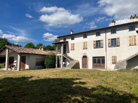 In Gualdo Tadino bieten wir einen Teil eines Bauernhauses mit Garage und privatem Garten zum Verkauf an. Die Struktur wurde 2006 komplett umgebaut, das Haus erstreckt sich über drei Ebenen und verfügt im Rohzustand über eine Gesamtfläche von ca. 290 ...