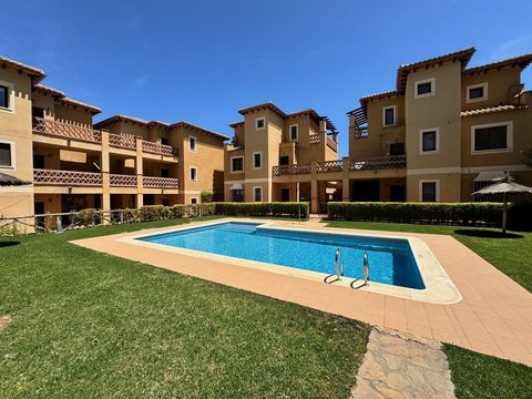 Dit is een prachtig penthouse appartement gelegen op Tamarillas in Valle del Este, een populaire golfgemeenschap zeer dicht bij de stad Vera. Het appartement beschikt over twee slaapkamers en twee badkamers, en  een ondergrondse parkeergarage en berg...