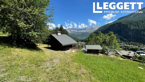 A30670CHW74 - Il s'agit d'une opportunité rare d'acquérir un chalet autonome de 2 chambres, skis aux pieds, aux Houches. Le chalet dispose également d'un mazot séparé dans le jardin qui constitue un logement indépendant supplémentaire. Les informatio...