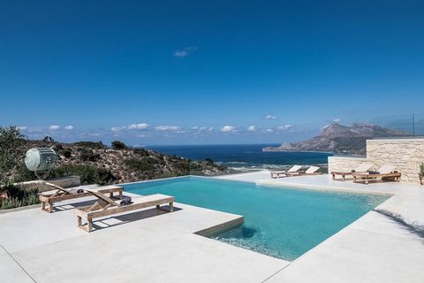 Denna lyxiga villa på Kreta ligger i Falassarna, Chania, och erbjuder djup panoramautsikt över havet och bergen. Villan har en total boyta på 222 m², belägen på en 5014 m² stor privat tomt. Minutiöst utvecklad över 2 nivåer, består den av 4 sovrum oc...