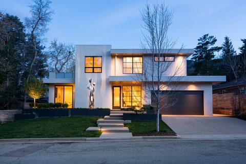Step into this realm of modern luxury crafted by esteemed local builder, Rob Luckett. Nestled in downtown Boulder, this sanctuary invites you to immerse in a lifestyle where convenience is at your fingertips. Whether strolling to Pearl Street's vibra...