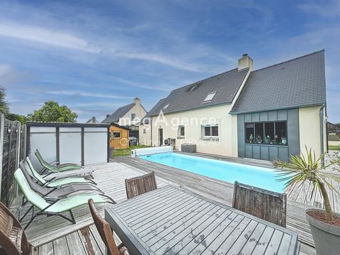 Located 15 minutes from Saint-Malo, 10 minutes from Cancale, in the small seaside town of Saint-Benoit des Ondes, this 122 m2 house benefits from a quiet and welcoming environment, ideal for families or amateurs. of calm. Close to amenities, schools ...