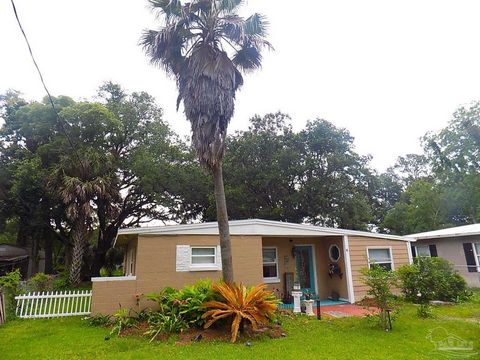 CHALÉ DE 2 QUARTOS ACESSÍVEL COM GRANDE QUINTAL!! Não há dúvida de que os preços da habitação se tornaram ridículos, e encontrar algo que esteja pronto para morar sem quebrar o banco é um enorme desafio. Não se estresse mais, porque esta casa tem pre...