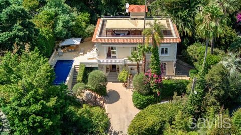 All'ingresso di Golfe-Juan, vicino a Cannes e a pochi passi dalle spiagge, si trova una magnifica villa in stile Belle Époque con piscina. Questa villa, che si sviluppa su due piani collegati da un ascensore, offre un ambiente abitativo eccezionale. ...