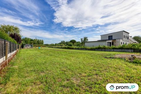 Découvrez ce magnifique terrain constructible de 2860 m², idéalement situé à Veuzain-sur-Loire, une commune charmante et dynamique. Ce terrain arboré, entièrement clos et borné, offre un cadre de vie agréable et serein. La présence d'un abri de 30 m²...