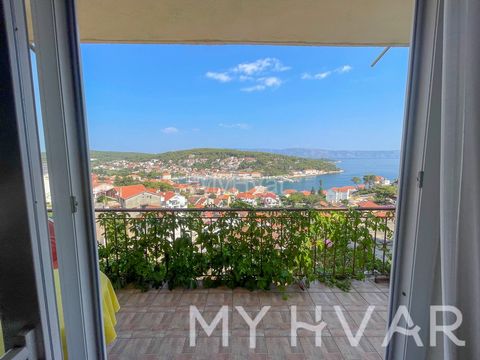 Discover this stunning flat above the harbor of Jelsa, offering breathtaking panoramic views of the sea and harbor. The 120 square meter apartment is perfectly positioned for those seeking a tranquil yet convenient lifestyle, just a 250-meter walk to...