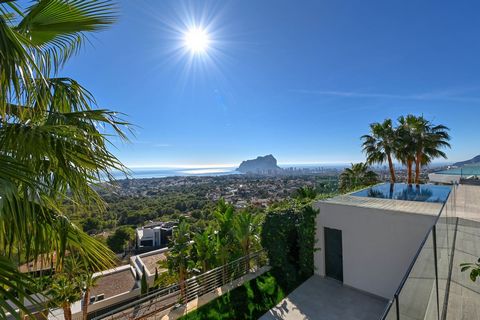 Cette villa de luxe jouit d'une situation privilégiée à Benissa Costa et d'une vue panoramique sur la mer, ce qui lui confère un style de vie exclusif et élégant. Sa conception architecturale est sophistiquée, moderne et fonctionnelle avec des finiti...