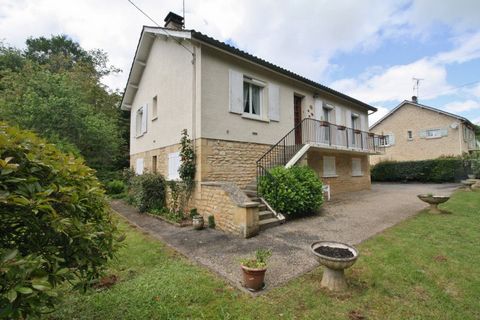 This modern house is located in La Caneda, the quiet neighbour of Sarlat. It is part of the same conurbation, a little to the south and therefore offers access to all of the facilities and commerces whilst being a little off the beaten track. * Accom...