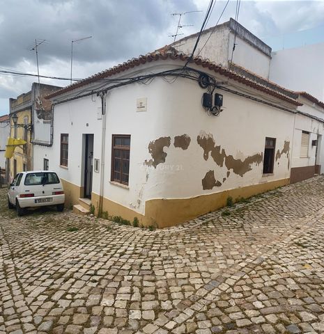 Traditioneel huis in de Algarve, gelegen vlak bij het stadhuis van Silves in het historische gebied in het hart van Silves, op slechts een paar minuten lopen van het kasteel en de gemeentelijke markt. Silves is een charmant klein stadje in de westeli...