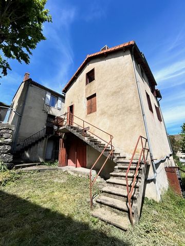 A proximité de Saint-Nectaire, dans la commune de Saillant, une petite maison de 61 m2 située proche de la cascade et de la rivière. Rez-de-chaussée: un garage de 37 m2 avec accès à l'étage. 1er étage: une pièce de vie de 30 m2 avec l'entrée principa...