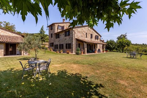 Località Camerata (PG) - Bauernhaus zu verkaufen. Eingebettet in die grüne Landschaft Umbriens, nur wenige Minuten von Todi entfernt und in dominanter Lage über dem Tal, steht dieses prächtige Bauernhaus aus Stein mit zeitlosem Charme. Das Gebäude st...