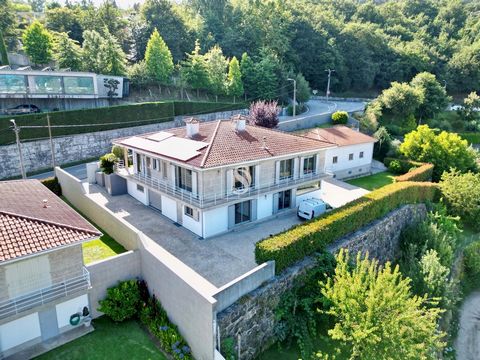 Detached house belonging to the municipality of Guimarães and 3kms from Braga with excellent panoramic views and sun exposure. Built on a total plot of 1,438 m2 in granite block, this 2-storey villa has an independent annex of 214 m2 (it has a baseme...