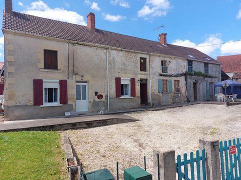 Située dans la tranquille commune d'Alligny-Cosne (58200), cette propriété bénéficie d'un environnement paisible offrant un cadre de vie agréable. La maison s'étend sur un terrain de 1400 m² donc une partie est non attenante. Les dépendances d’un tot...