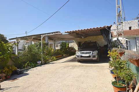 Bungalow bajo de 2 dormitorios en zona rural en Montesinos . Bungalow bajo de 2 dormitorios en zona rural en Los Montesinos. Esta vivienda reformada dispone de un amplio jardín frontal orientado al sur, con parking, una amplia cocina-comedor, el dorm...