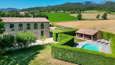 Située dans la vallée du Roubion, près du massif de Saou et de la montagne de Couspeau, entre Drôme Provençale et Vercors, au calme absolu, charme atypique pour cette ancienne magnanerie de 473 m² habitables entièrement rénovée en 2003 avec des matér...