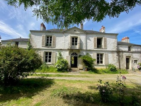 New, in the 2nd ring of Nantes, pretty eighteenth century property of about 300 m² with beautiful old features, entrance hall, living room with parquet flooring, dining room with terracotta tiles, kitchen, back kitchen, 5 bedrooms, 2 bathrooms, toile...