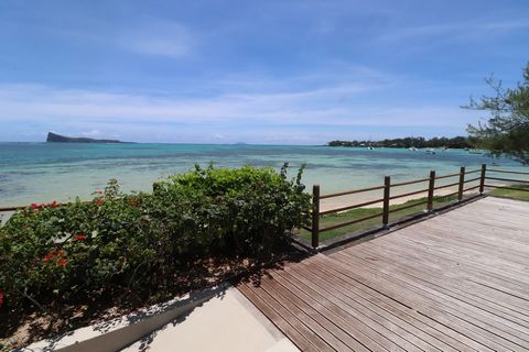 Accessible aux étrangers. Pas de frais d'agence. Ce penthouse de 3 chambres est situé dans une résidence sécurisée au pied de la plage de Bain Boeuf. D'une superficie de 197 m², ce bien propose une cuisine américaine donnant sur un salon /salle a man...