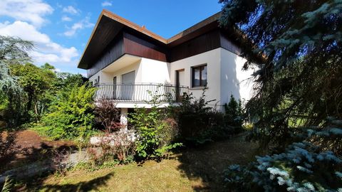 Maison sur la route des vins d'Alsace dans un village au pied des Vosges sur un terrain de 25 ares constructible, piscinable. Elle dispose de 6 pièces : Une grand hall d'entrée, d'un salon, d'une salle à manger, de 2 chambres avec salle de bain et wc...