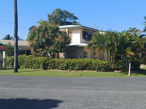 Temos o prazer de apresentar esta fantástica oportunidade de garantir uma fatia da cobiçada vida na praia no sereno subúrbio de Tully Heads. Esta propriedade bem conservada, com 3 quartos espaçosos, uma casa de banho moderna e uma generosa área de te...