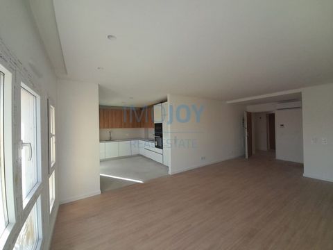 Brand new 2 bedroom flat, inserted in a building of 15 units with 2 elevators. The flat is constituted as follows: Hall (2.35m2), living/dining room (23.20m2), kitchen (8.60m2) fully equipped with balcony, 2 bedrooms (1 with 13.10m2 and the other wit...