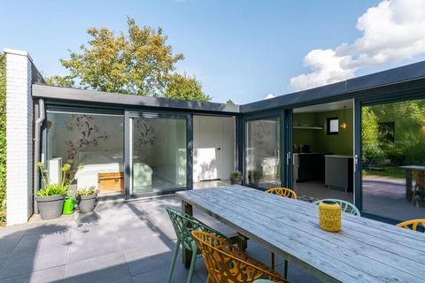 Bungalow de vacances moderne et lumineux au parc Duinland à Sint Maartenszee ! Ce bungalow de vacances moderne pour 4 personnes bénéficie d'un emplacement calme dans le parc Duinland. Le salon et la salle à manger ouverts disposent d'un coin salon mo...