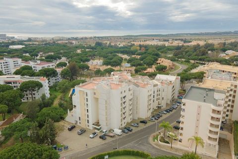 Descrizione Condominio ristrutturato con 2 camere da letto e piscina Questo moderno e ristrutturato appartamento con 2 camere da letto, situato in un condominio con piscina, offre una combinazione di comfort e convenienza. Situato a Vilamoura, in una...