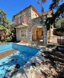 Descrizione del complesso residenziale a Messinian Mani (incompiuto) In una posizione idilliaca a Messinian Mani, questo complesso residenziale incompiuto su un terreno di 4.487 mq offre un'opportunità unica per coloro che desiderano creare il propri...