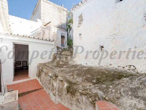 Esta es una de nuestras casas de pueblo ubicada en el encantador pueblo blanco de Canillas de Aceituno. La propiedad está situada en la zona alta del pueblo, con estupendas vistas al pueblo y al campo. La propiedad tiene 60 m2s aproximadamente de esp...