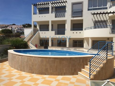 Fantástico apartamento T1 (transformado em T2) totalmente equipado e mobilado, perto da praia, introduzido em condomínio fechado com piscina. O apartamento é composto por uma ampla sala de estar, dois quartos espaçosos com WC compartilhado, área de j...