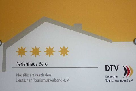 Die 4-Sterne Ferienwohnung Hilma bietet einen wunderbaren Blick auf den gegenüberliegenden Höhenrücken und in unser Dorf. Die komplette Einrichtung wurde 2014 angeschafft und garantiert eine hohe Funktionalität zum Wohlfühlen. Im Schlafzimmer stehen ...