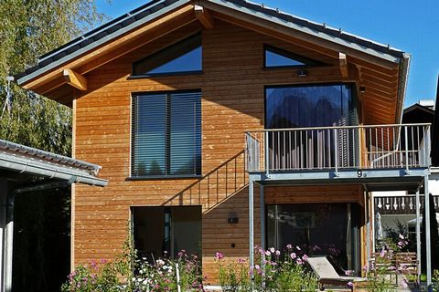 Fühlen Sie sich wohl in der Erdgeschoss-Wohnung Mondholz mit hellem Holz, einem ruhigen Farbkonzept und lichtdurchfluteten Räumen. Eine große Holzterrasse und ein Garten mit Blick auf die Berge steht Ihnen zur alleinigen Verfügung. Die beiden Schlafz...