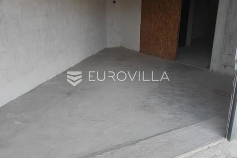 Istria, Rovinj, garage for rent 75m2. The garage consists of two rooms separated by a partition. Suitable for storage. For more information, feel free to contact... For this property contact our agent on telephone number +385 91 612 0866. More on Eur...