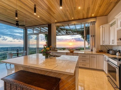 Bienvenue à Casa Vistamar, l’oasis de luxe ultime située au-dessus de la pittoresque ville côtière d’Uvita, au Costa Rica. Ce magnifique domaine est perché sur la crête avant face à l’attraction principale, la plage de la queue de baleine, et offre l...