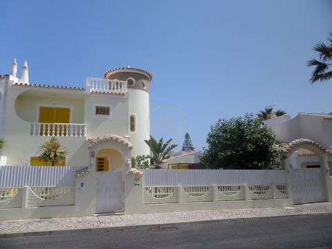 ALQUILER Excelente villa de 3 dormitorios - piscina, terraza con vistas al mar, barbacoa y aparcamiento privado Villa de vacaciones muy acogedora y familiar, en una zona tranquila y con piscina privada. Esta fabulosa villa en el patio cuenta con una ...