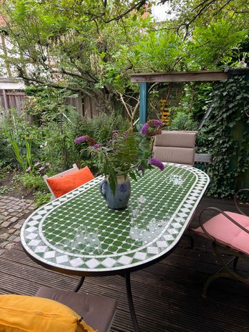 This 400-year-old house, which has a listed gabled façade, has been extensively renovated. It offers approx. 65 square metres on 3 levels and a sunny, enchanted garden. There you can linger and barbecue, have breakfast or enjoy a glass of wine. A lov...