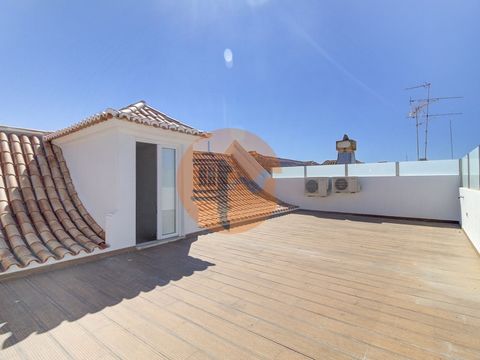 Découvrez le charme de la vie à Praça Marquês de Pombal à Vila Real de Santo António (-) Cet extraordinaire appartement en duplex offre une combinaison parfaite de modernité et de tradition, situé au cur de l'historique Praça Marquês de Pombal. Avec ...