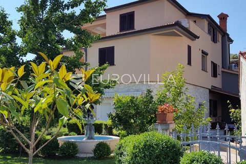 In Banjole, an attractive tourist spot within the Municipality of Medulin, surrounded by beautiful stone beaches and landscaped green areas, there is this large and quality built detached house NKP 360 m2. The house is spread over three floors, has t...