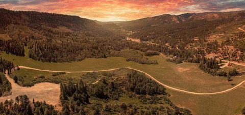 Benvenuti allo Skyfire Ranch, una gemma senza pari incastonata nel cuore di Durango, la città sciistica di montagna più esclusiva del Colorado. Questa straordinaria proprietà offre una rara opportunità per l'acquirente esigente che cerca privacy, bel...