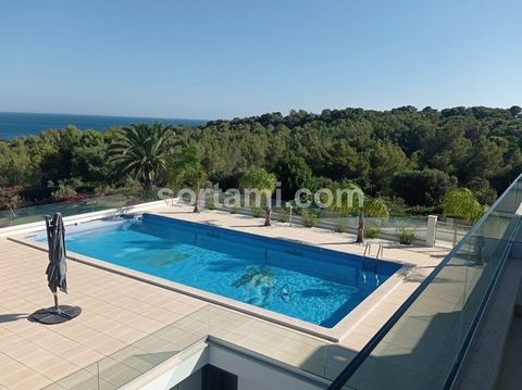 Magnifique villa de cinq plus une chambres à Portimão avec vue sur la mer, dans un quartier privilégié et très calme. Il comprend un salon avec une salle à manger avec vue sur la mer, une cuisine entièrement équipée, six chambres dont quatre en suite...