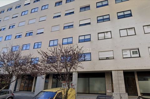 Excellent 3 bedroom apartment with a total area of 119 m2, located in S. Mamede de Infesta, Matosinhos, in the district of Porto. Features: Area of 125 m2 Entrance hall Living room with fireplace 3 bedrooms with built-in wardrobes, one of which is a ...