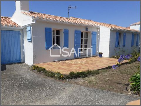 A proximité du bourg, de ses commerces et services et non loin de la plage, je vous présente cette maison dans le calme d'une impasse. L'habitation comprend une pièce de vie avec la cheminée, une cuisine ouverte aménagée, trois chambres dont deux ave...