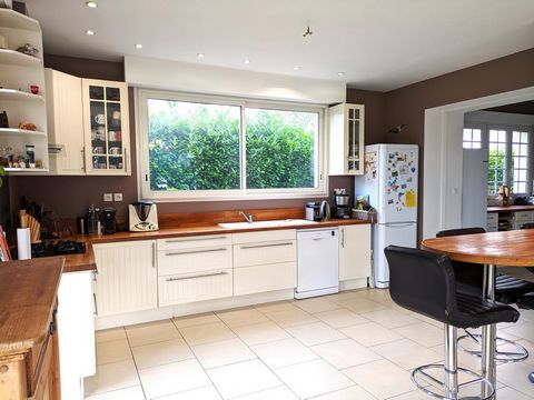 Situé dans un quartier prisé d'Abbeville, cette maison bénéficie d'un environnement campagnard paisible. Au rez-de-chaussée, elle dispose d'une entrée, d'une grande pièce de vie traversante et lumineuse avec salle à manger/salon, d'une cuisine aménag...