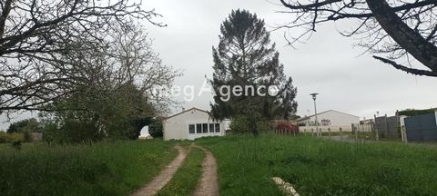 Aux portes de la Tremblade à Arvert en Charente Maritime à environ 10 min des plages venez découvrir cette charmante maison à rénover d'environ 60 m² avec beaucoup de potentiel, elle se situe au calme à proximité des commerces. Elle vous offre, un sé...